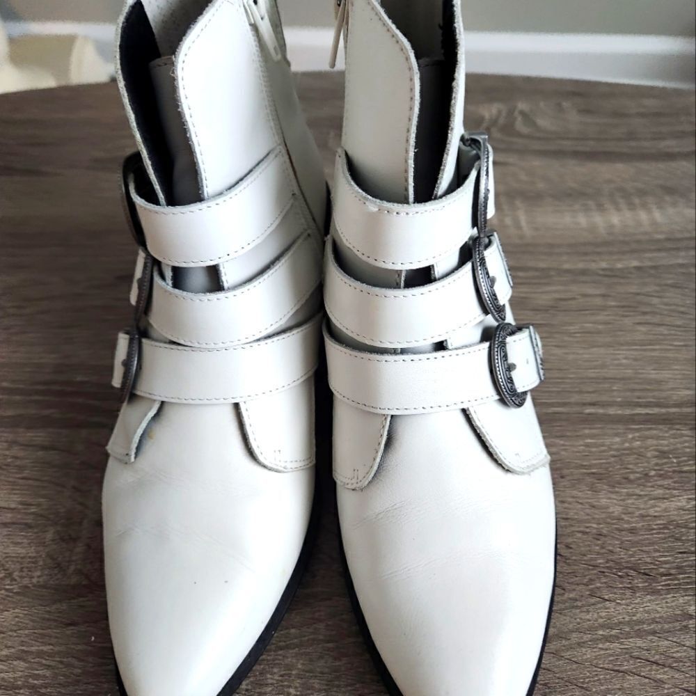 WOMEN'S SHOES Steve MADDEN SIZE 7 1/2 WHITE COLOR With Snakes.